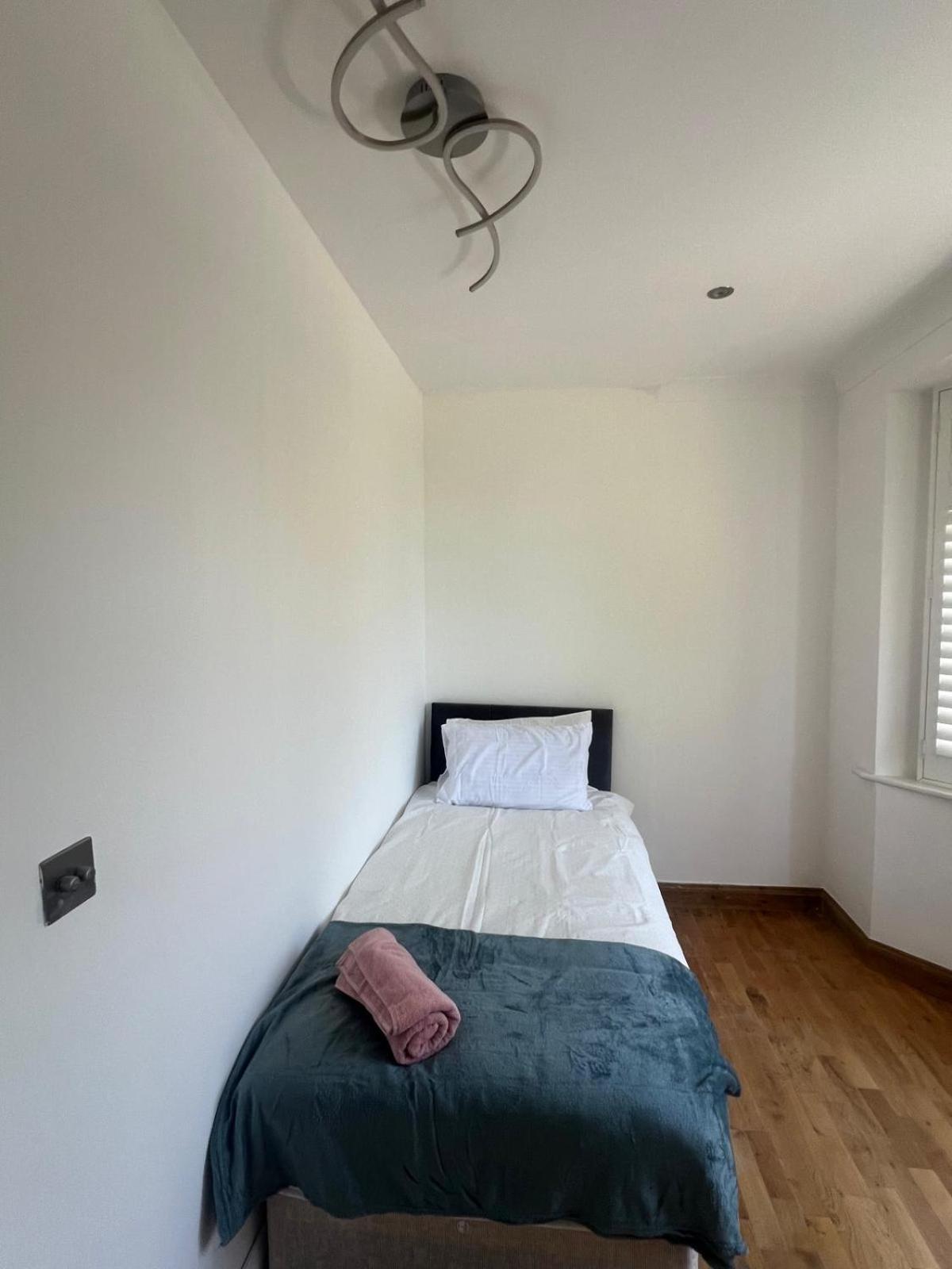 Good Priced Single Rooms In Northolt Zewnętrze zdjęcie